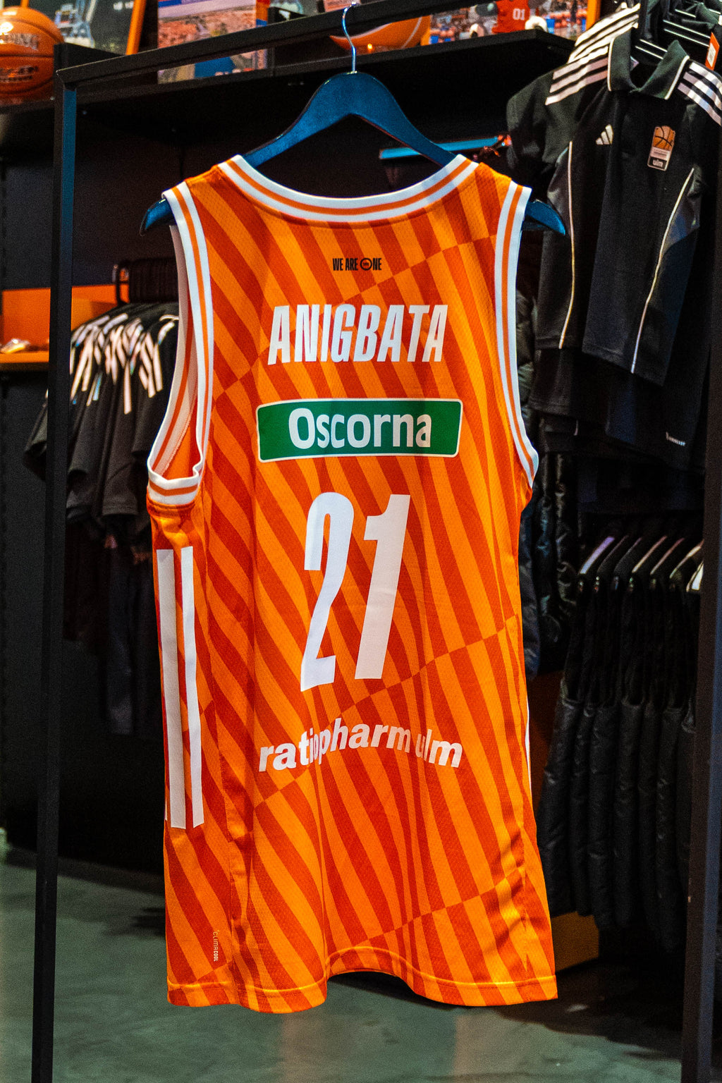 Signiertes Spielertrikot #21 Anigbata