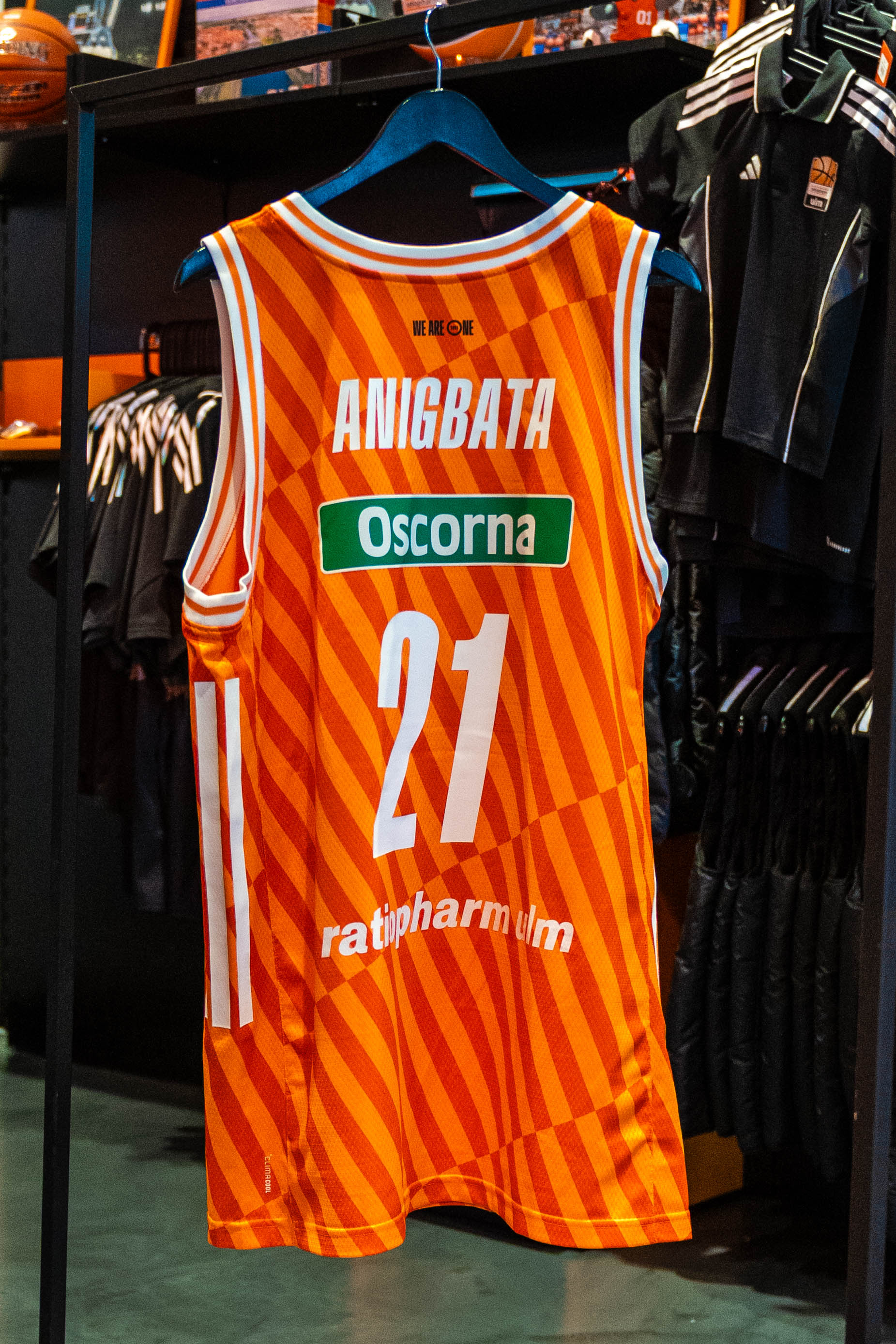Signiertes Spielertrikot #21 Anigbata